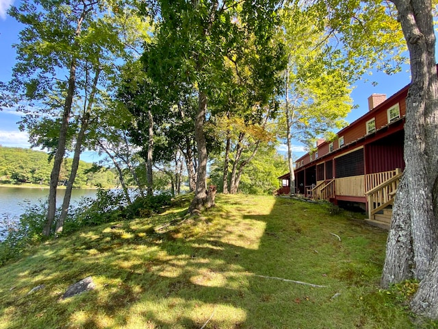 view of yard featuring a water view