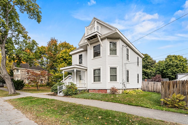 view of front facade with a front lawn and covered porch