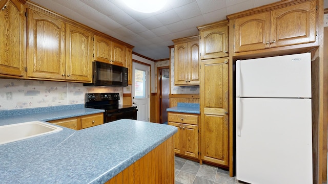 kitchen with crown molding, black appliances, and sink