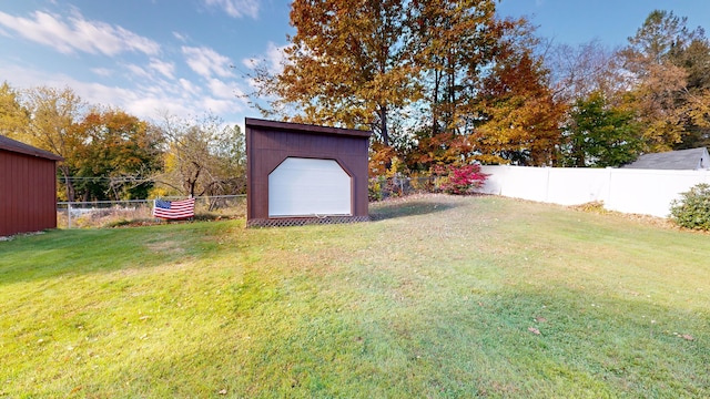 view of yard with an outdoor structure