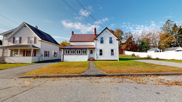 view of front of house featuring a front lawn