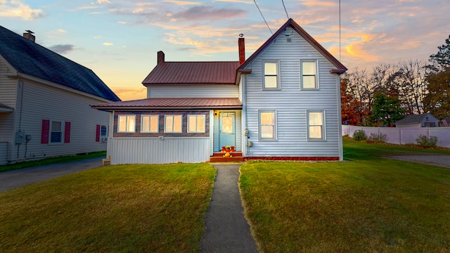 view of front of property featuring a yard