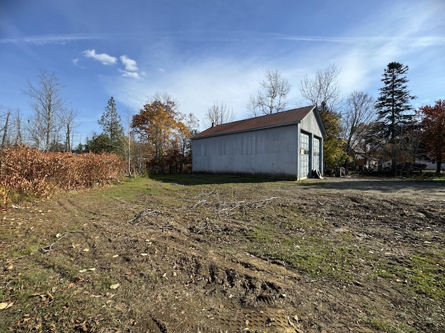 view of yard with an outdoor structure