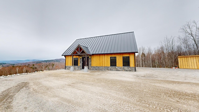 view of front facade featuring an outbuilding