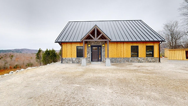 view of front of property featuring an outdoor structure