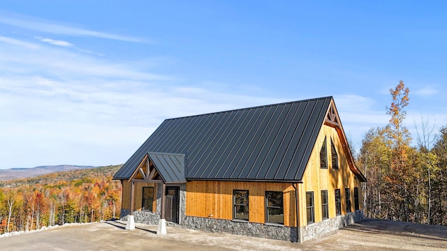 view of front facade featuring a mountain view