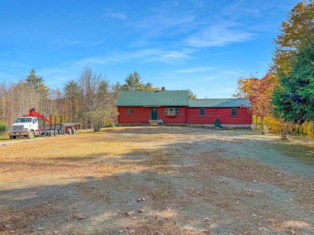 view of front of house featuring a front lawn