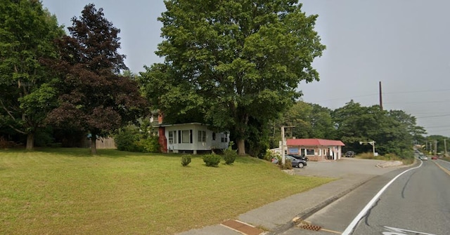 view of front of property featuring a front lawn