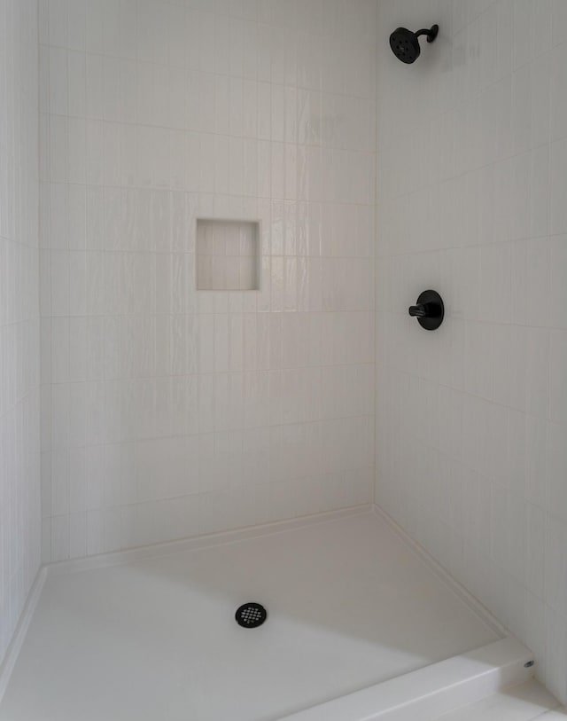 bathroom featuring a tile shower