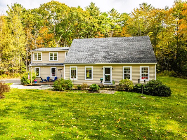 view of front facade with a front yard