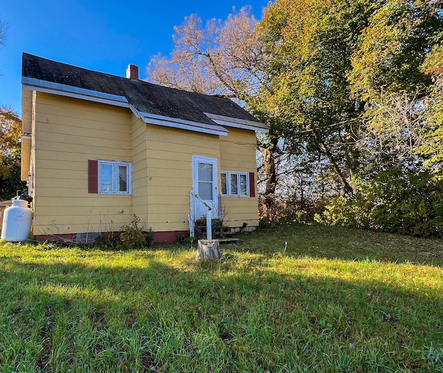 view of side of property featuring a lawn