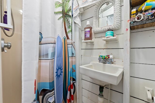 bathroom featuring sink