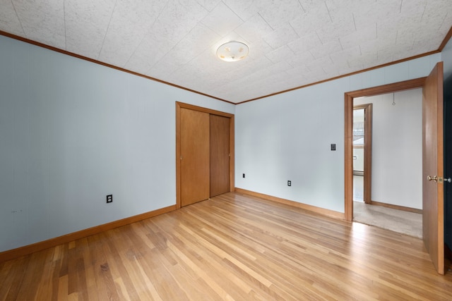 empty room featuring light hardwood / wood-style floors and ornamental molding