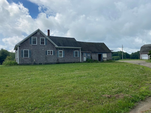 view of front facade featuring a front yard and a garage