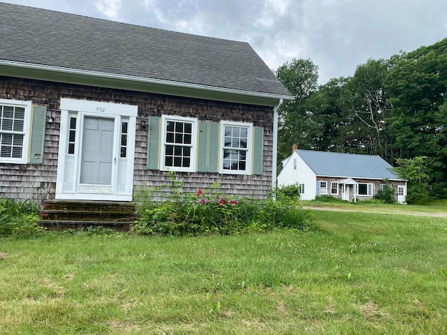 view of front of home featuring a front lawn