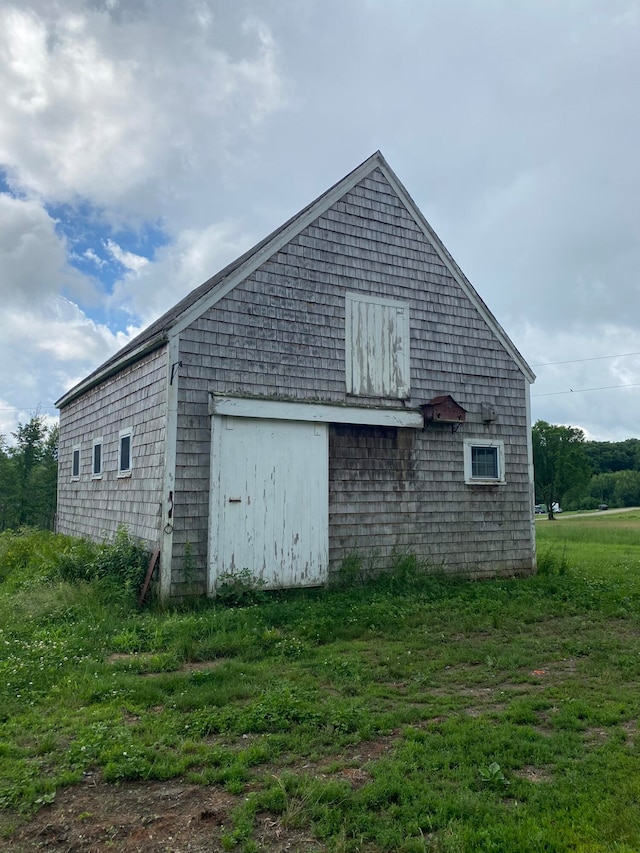 view of side of property featuring a lawn