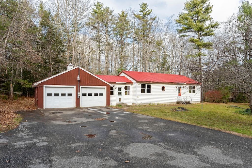 view of front of house featuring a front yard