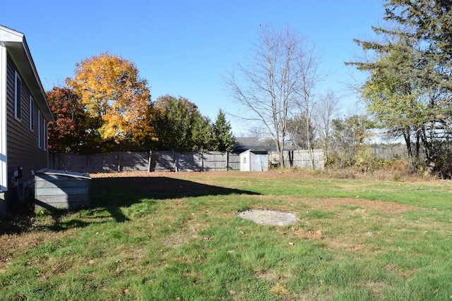 view of yard featuring a storage shed