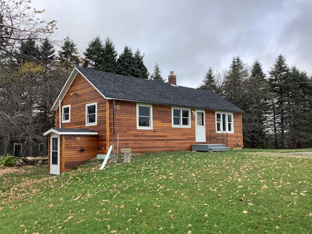 view of front of house featuring a front lawn