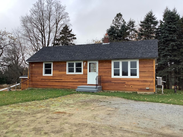 view of front of home featuring a front yard