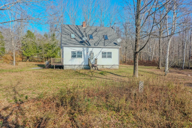 view of front of house featuring a front lawn