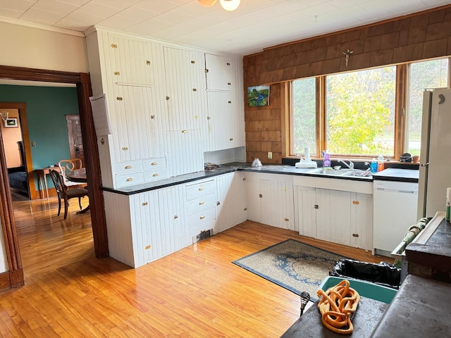 kitchen featuring light hardwood / wood-style floors, white cabinetry, sink, ornamental molding, and white appliances