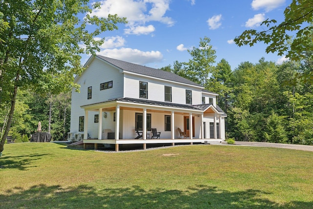 view of front facade featuring covered porch and a front lawn