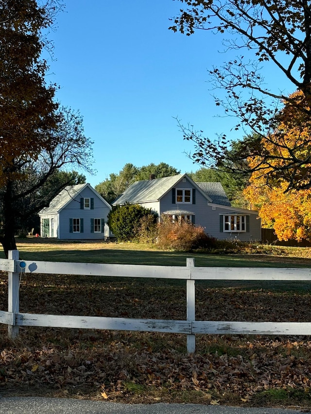 view of front facade featuring a front yard