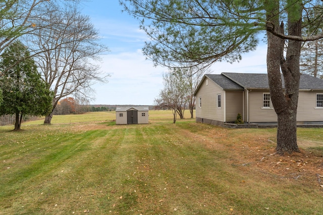 view of yard with a shed