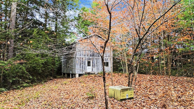 view of yard with an outbuilding