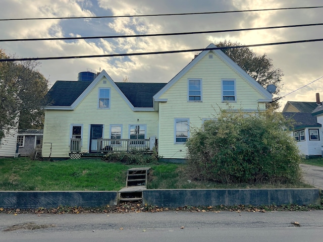 view of front facade featuring a yard