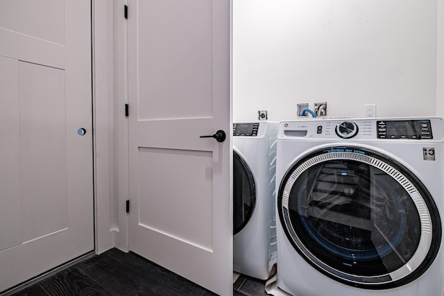 washroom featuring washing machine and clothes dryer