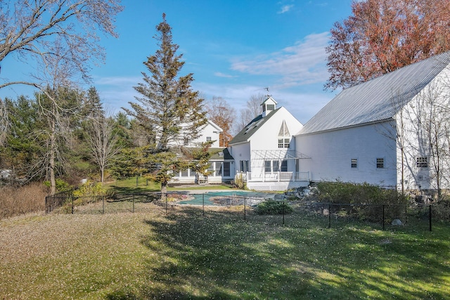 view of yard featuring a fenced in pool