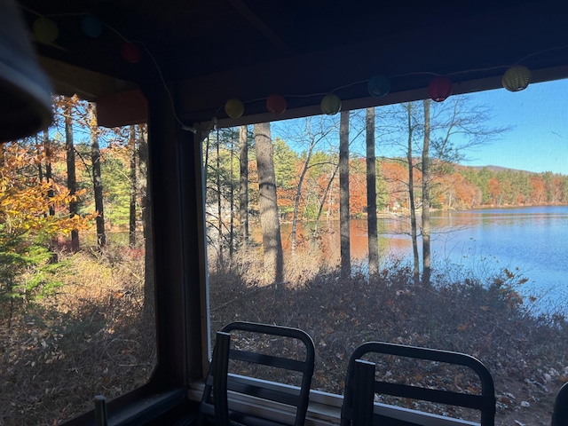 view of yard featuring a water view