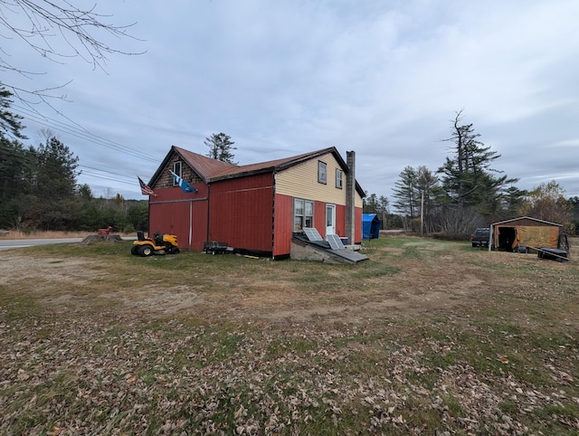 view of side of property with an outdoor structure and a carport