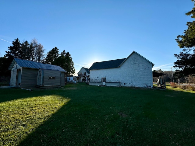 view of yard with a storage shed