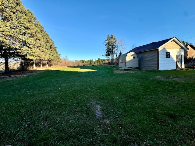 view of yard featuring a storage shed