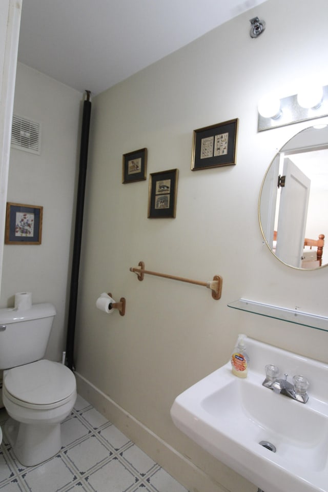 bathroom featuring toilet and sink