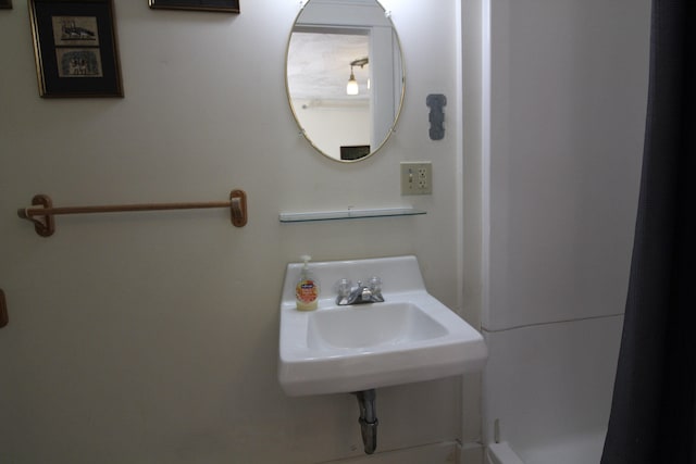 bathroom featuring sink