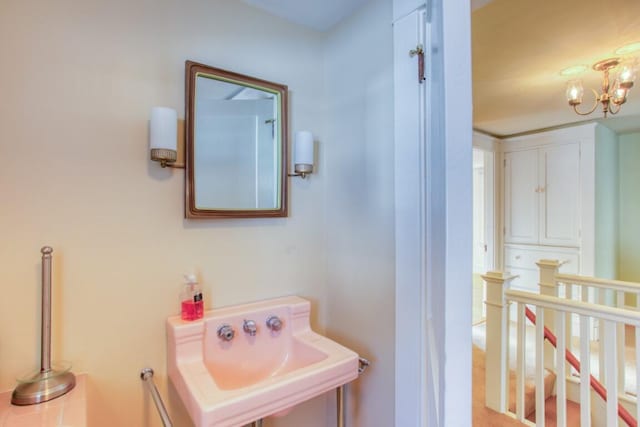 bathroom featuring an inviting chandelier and sink