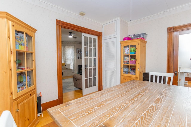 dining area with ceiling fan, crown molding, and hardwood / wood-style floors