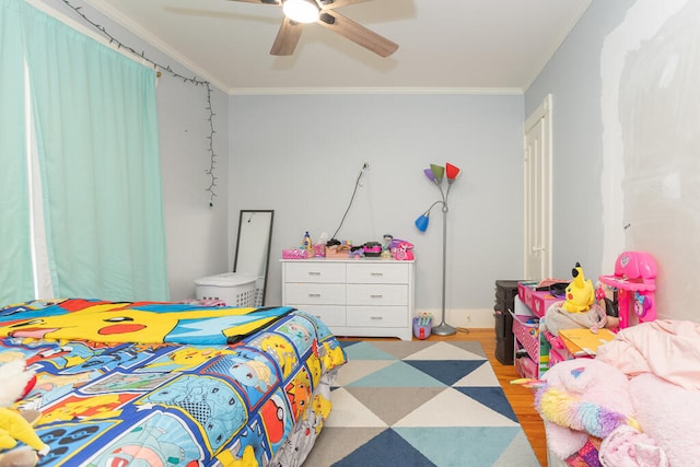 bedroom featuring light hardwood / wood-style floors, crown molding, and ceiling fan