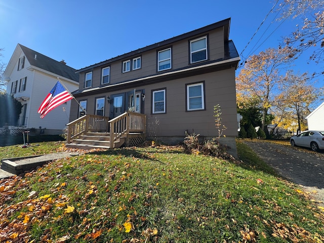 view of front of home featuring a front lawn