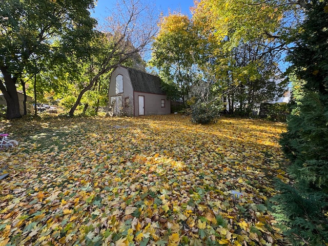 view of yard with an outdoor structure