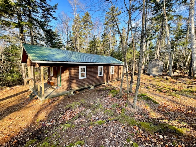 view of side of home featuring a storage shed