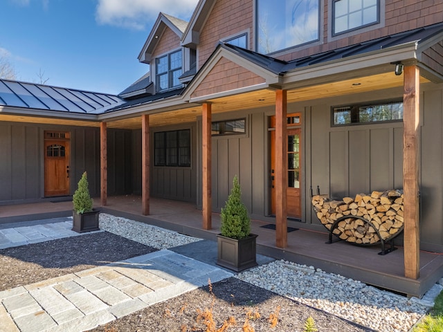 entrance to property featuring covered porch