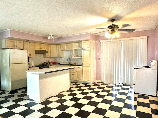 kitchen featuring refrigerator, a center island, stove, a textured ceiling, and ceiling fan