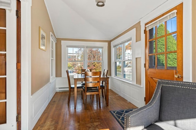 sunroom featuring a healthy amount of sunlight and vaulted ceiling