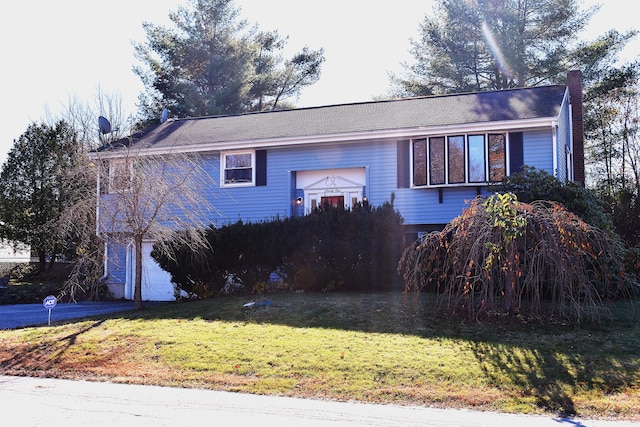 view of front facade with a front lawn