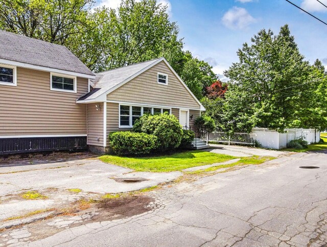 view of front of home featuring a front lawn